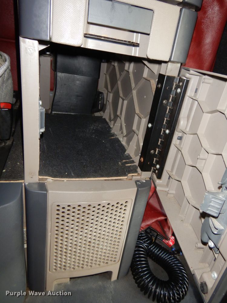 image for item DJ5797 2013 Freightliner Cascadia 125  semi truck