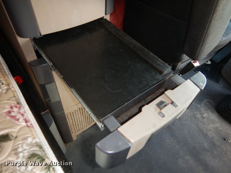 image for item DJ5797 2013 Freightliner Cascadia 125  semi truck