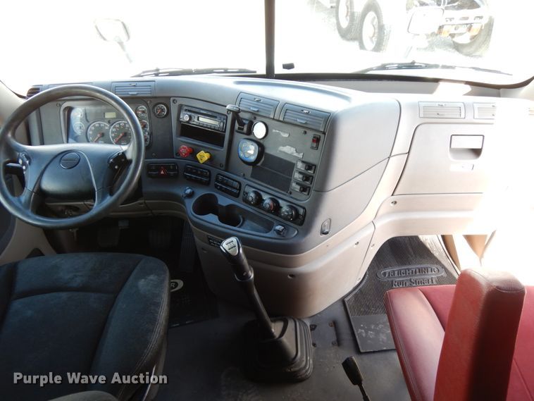 image for item DJ5797 2013 Freightliner Cascadia 125  semi truck