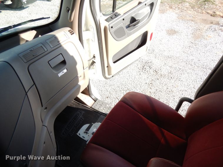 image for item DJ5797 2013 Freightliner Cascadia 125  semi truck