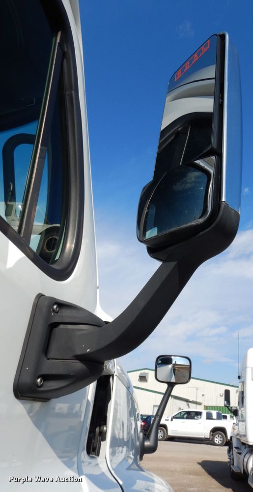 image for item DJ5797 2013 Freightliner Cascadia 125  semi truck