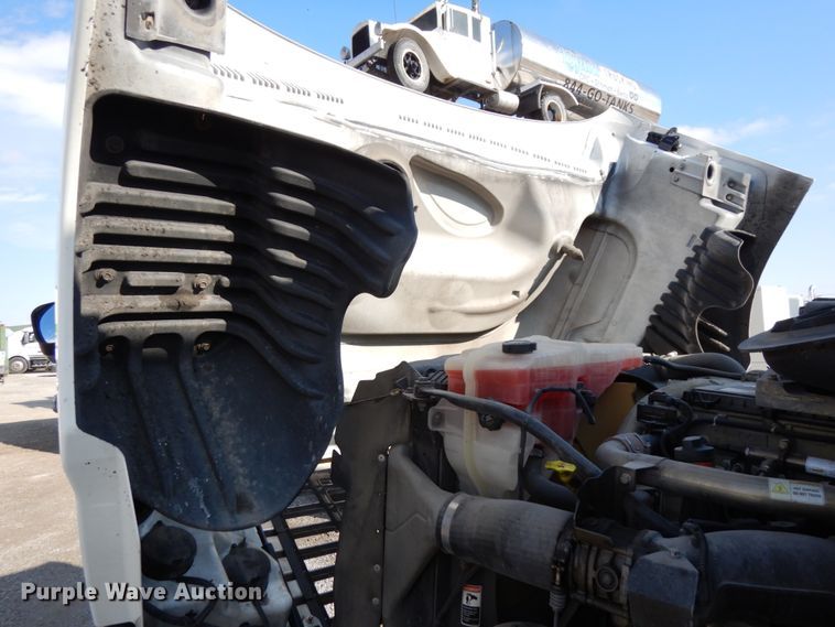 image for item DJ5797 2013 Freightliner Cascadia 125  semi truck