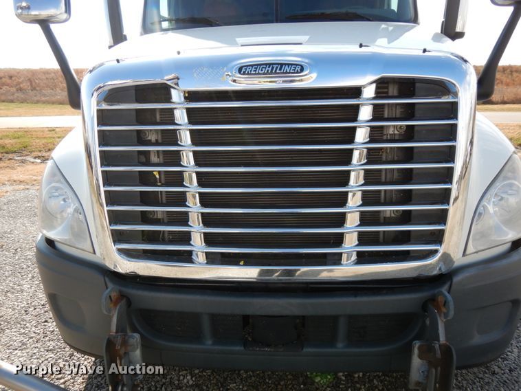 image for item DJ5797 2013 Freightliner Cascadia 125  semi truck