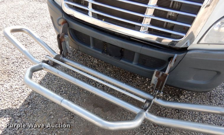 image for item DJ5797 2013 Freightliner Cascadia 125  semi truck