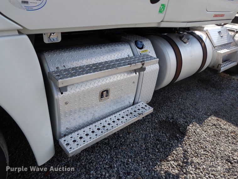 image for item DJ5797 2013 Freightliner Cascadia 125  semi truck