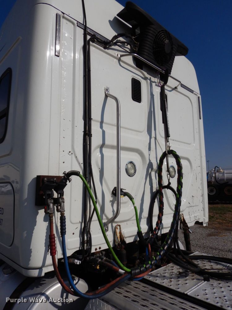 image for item DJ5797 2013 Freightliner Cascadia 125  semi truck