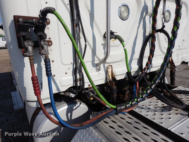 image for item DJ5797 2013 Freightliner Cascadia 125  semi truck