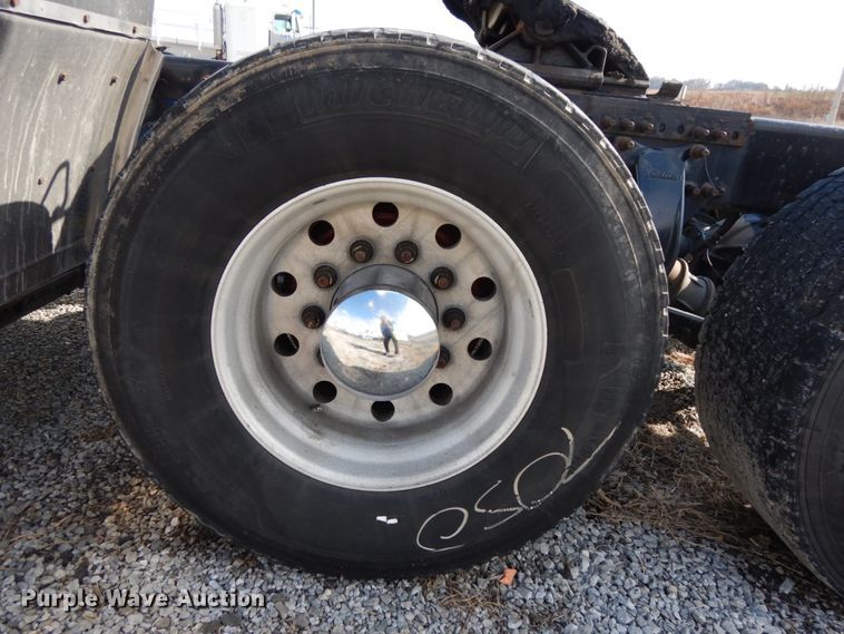 image for item DJ5797 2013 Freightliner Cascadia 125  semi truck