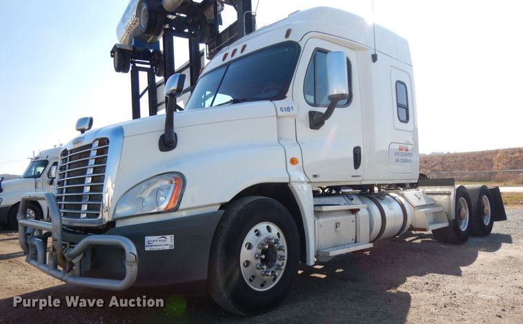 image for item DJ5798 2012 Freightliner Cascadia 125  semi truck