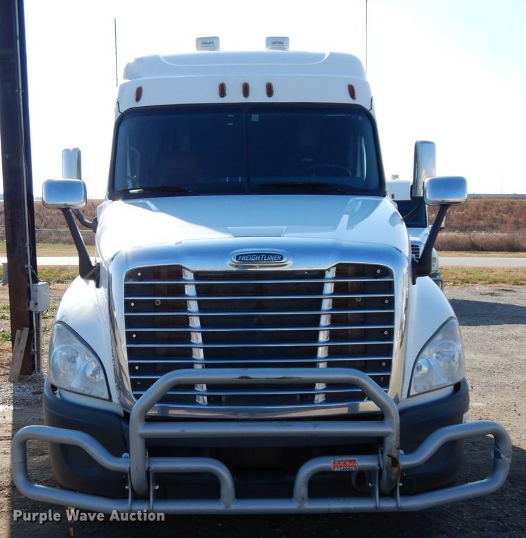 image for item DJ5798 2012 Freightliner Cascadia 125  semi truck