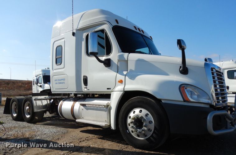 image for item DJ5798 2012 Freightliner Cascadia 125  semi truck