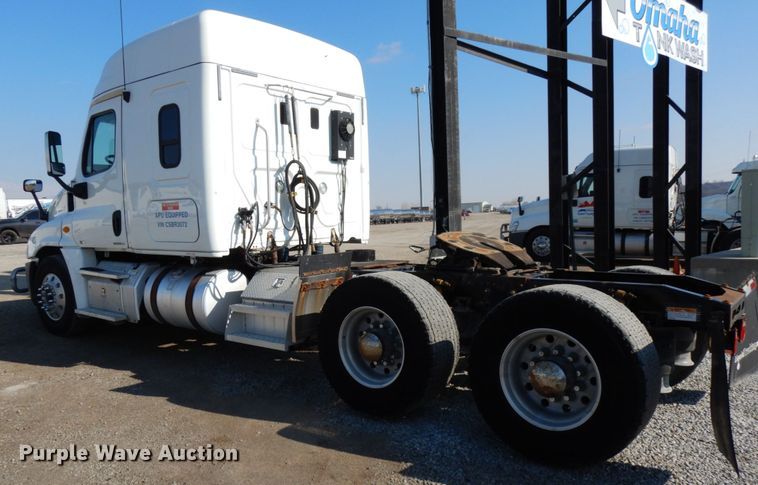 image for item DJ5798 2012 Freightliner Cascadia 125  semi truck