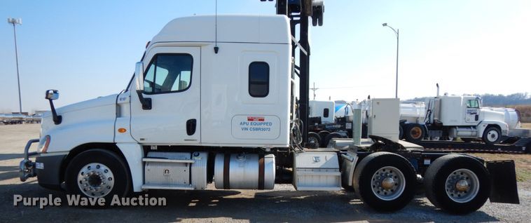 image for item DJ5798 2012 Freightliner Cascadia 125  semi truck