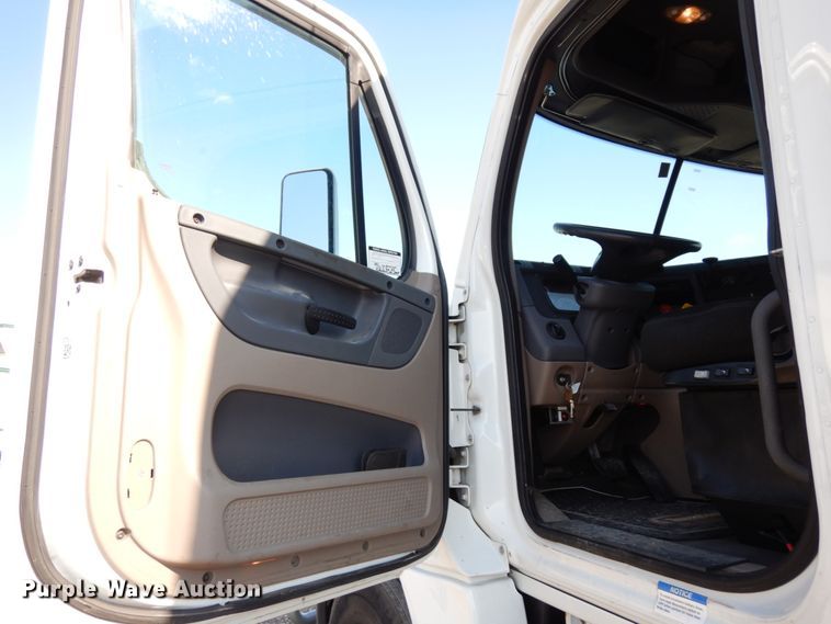 image for item DJ5798 2012 Freightliner Cascadia 125  semi truck