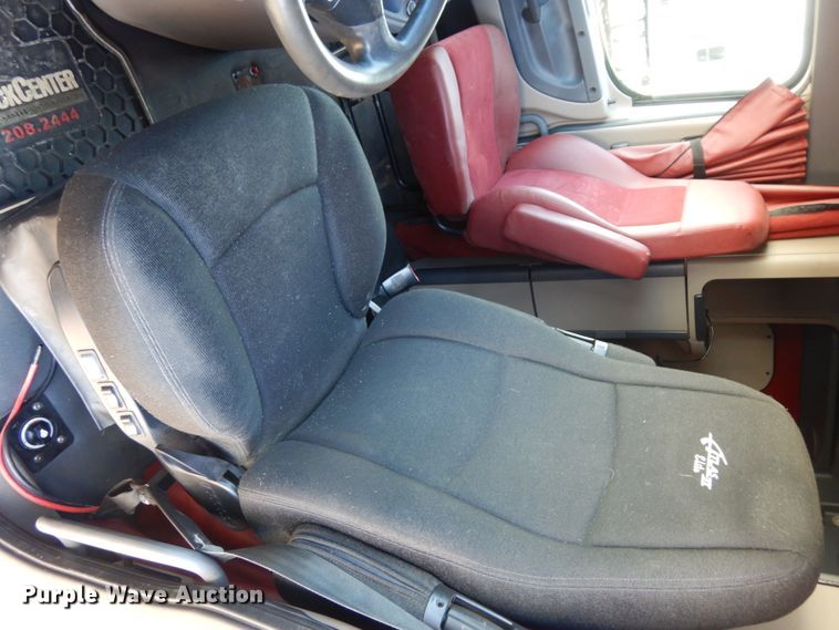 image for item DJ5798 2012 Freightliner Cascadia 125  semi truck