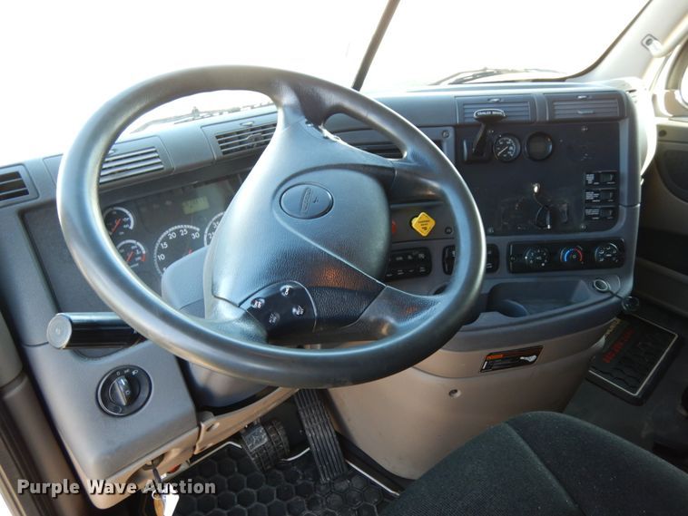 image for item DJ5798 2012 Freightliner Cascadia 125  semi truck