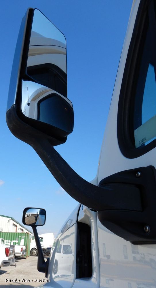 image for item DJ5798 2012 Freightliner Cascadia 125  semi truck