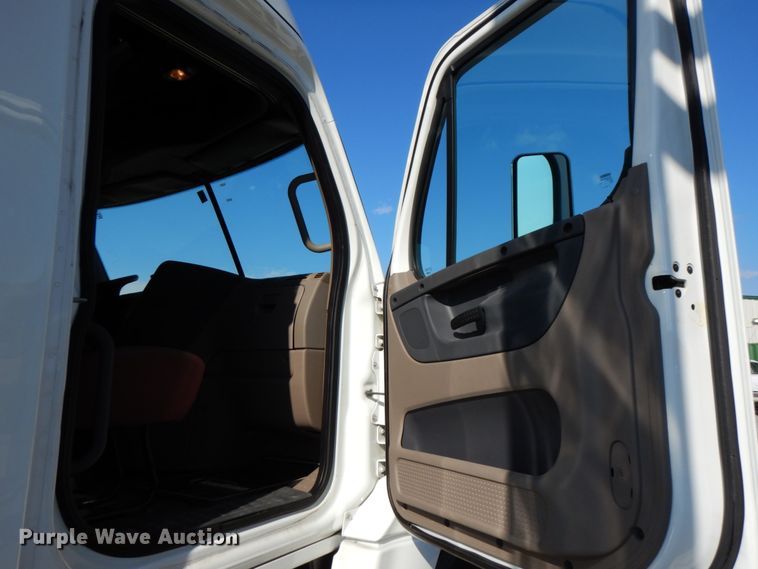 image for item DJ5798 2012 Freightliner Cascadia 125  semi truck