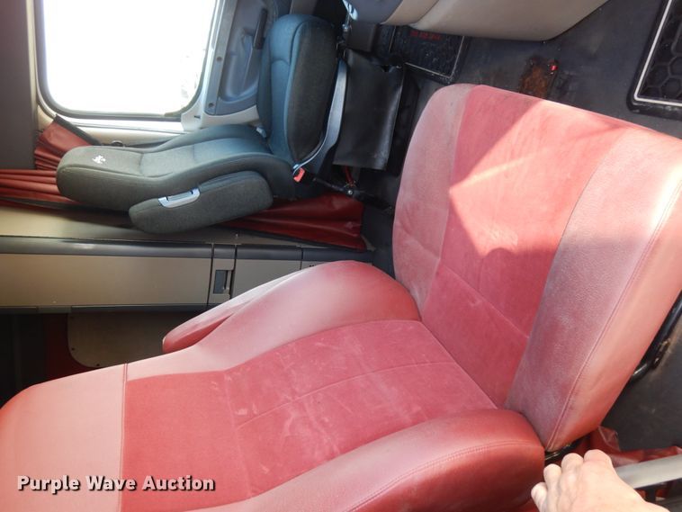 image for item DJ5798 2012 Freightliner Cascadia 125  semi truck