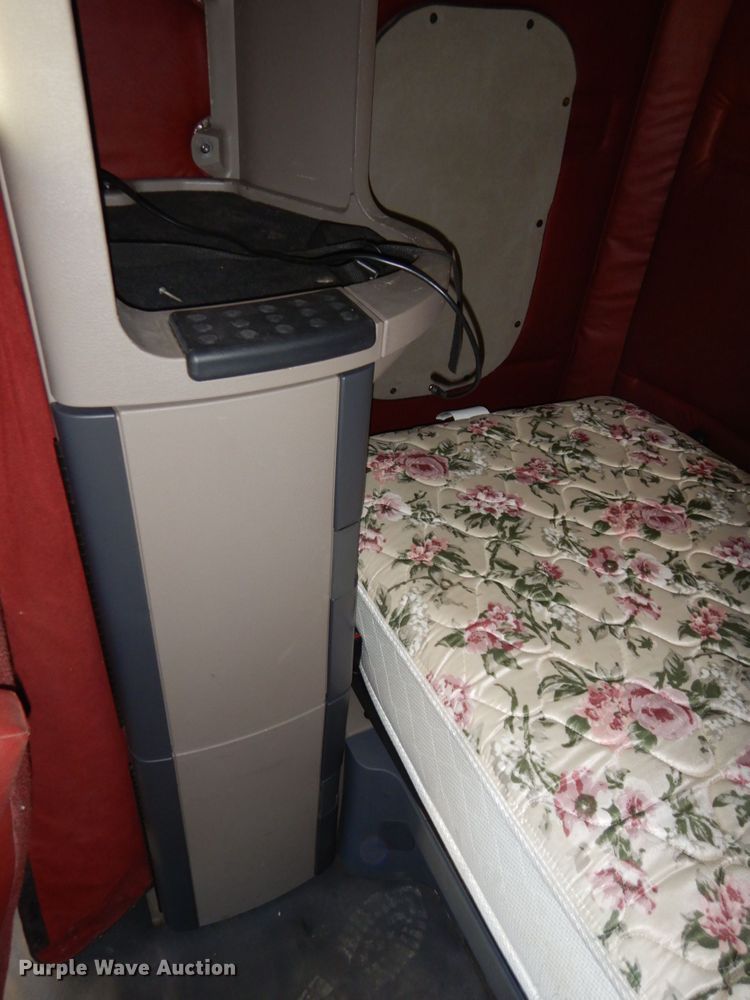 image for item DJ5798 2012 Freightliner Cascadia 125  semi truck