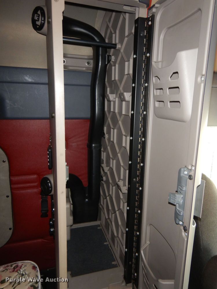 image for item DJ5798 2012 Freightliner Cascadia 125  semi truck