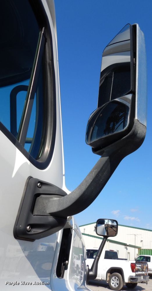 image for item DJ5798 2012 Freightliner Cascadia 125  semi truck