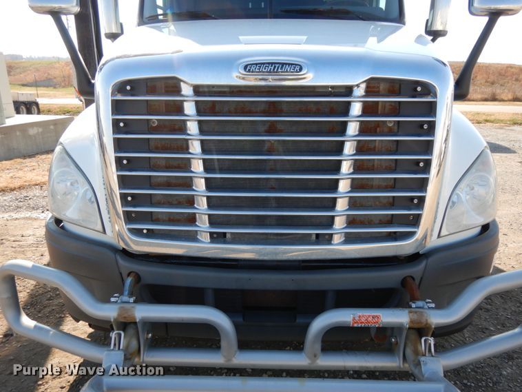 image for item DJ5798 2012 Freightliner Cascadia 125  semi truck