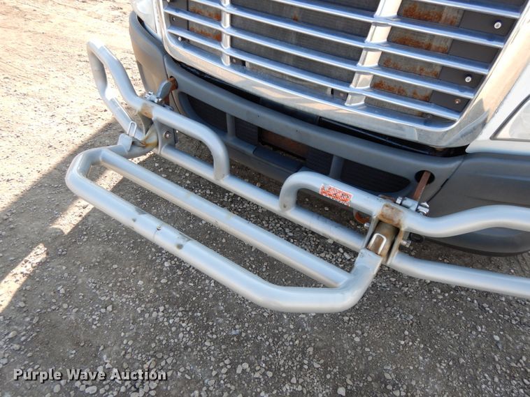 image for item DJ5798 2012 Freightliner Cascadia 125  semi truck