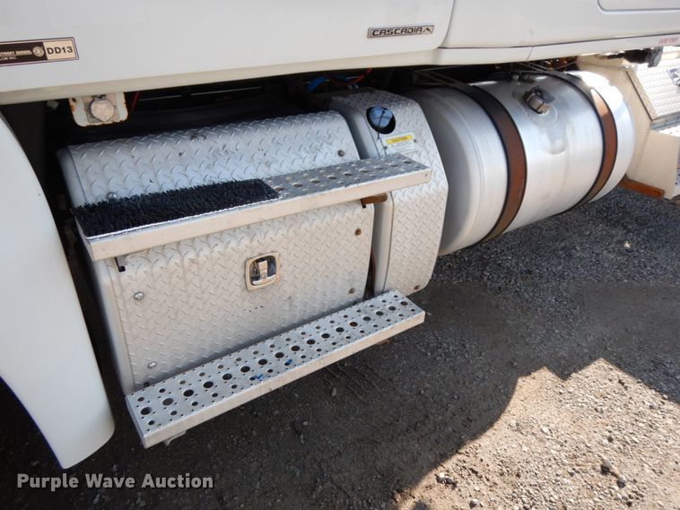 image for item DJ5798 2012 Freightliner Cascadia 125  semi truck