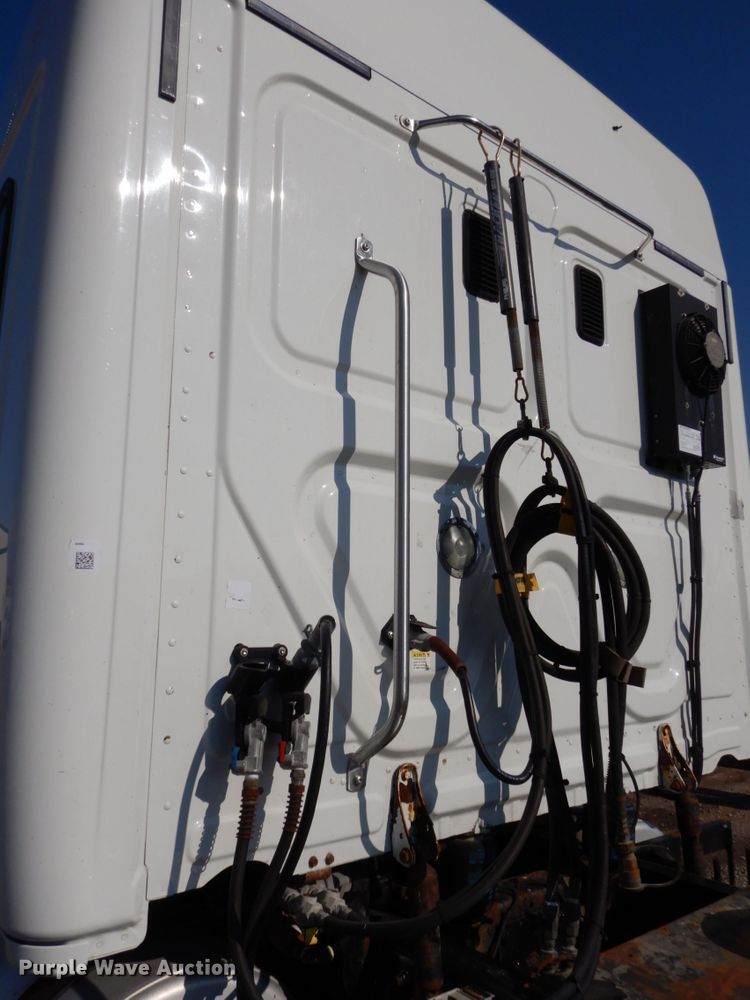 image for item DJ5798 2012 Freightliner Cascadia 125  semi truck