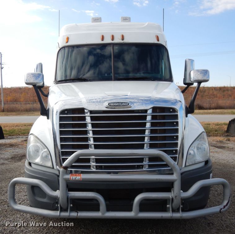 image for item DJ5799 2012 Freightliner Cascadia 125  semi truck