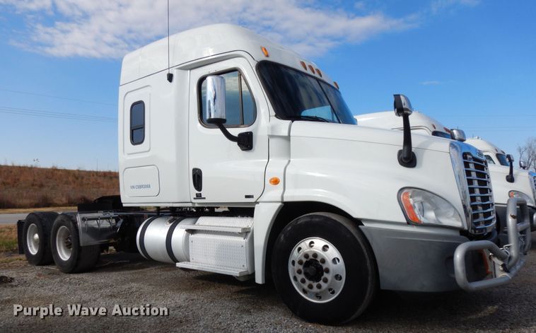 image for item DJ5799 2012 Freightliner Cascadia 125  semi truck