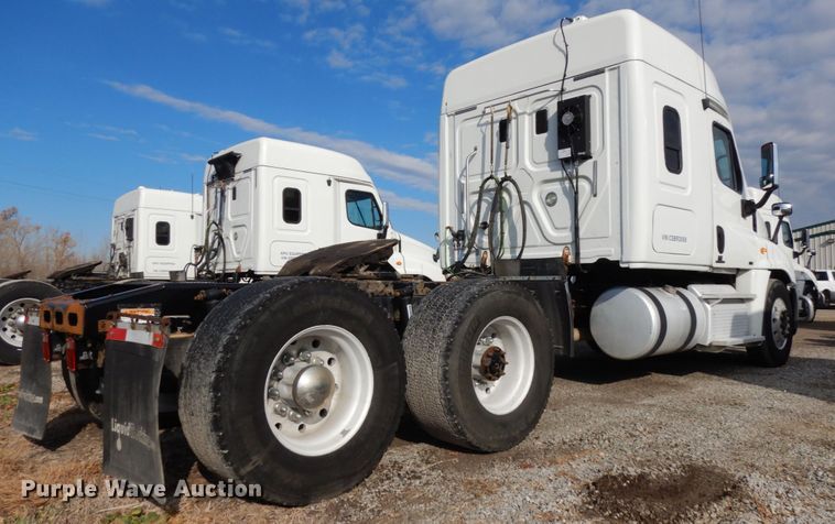 image for item DJ5799 2012 Freightliner Cascadia 125  semi truck