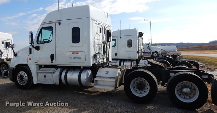 image for item DJ5799 2012 Freightliner Cascadia 125  semi truck