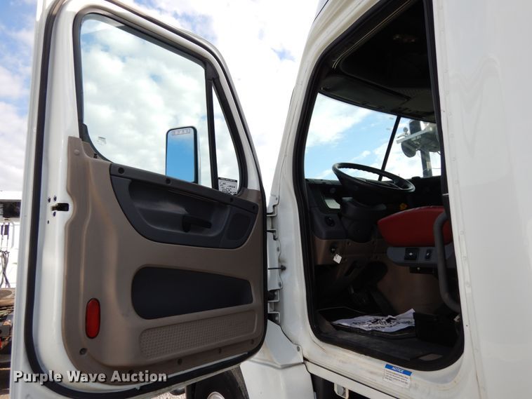 image for item DJ5799 2012 Freightliner Cascadia 125  semi truck