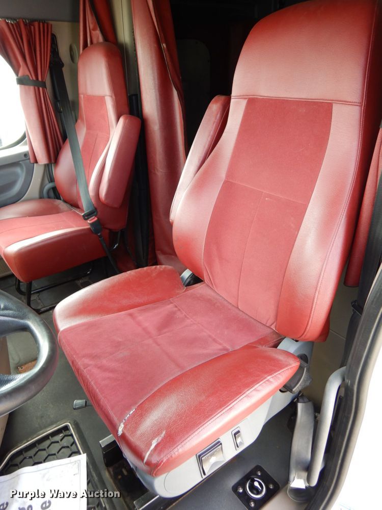 image for item DJ5799 2012 Freightliner Cascadia 125  semi truck