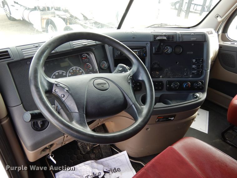 image for item DJ5799 2012 Freightliner Cascadia 125  semi truck