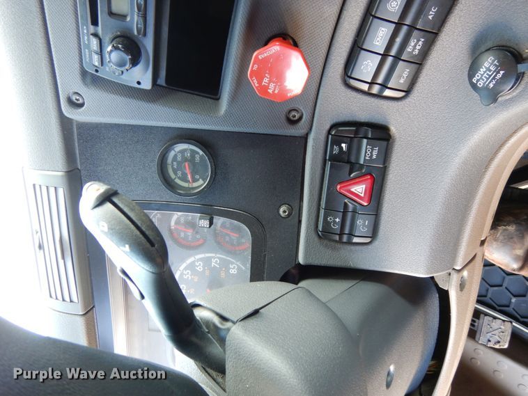 image for item DJ5799 2012 Freightliner Cascadia 125  semi truck