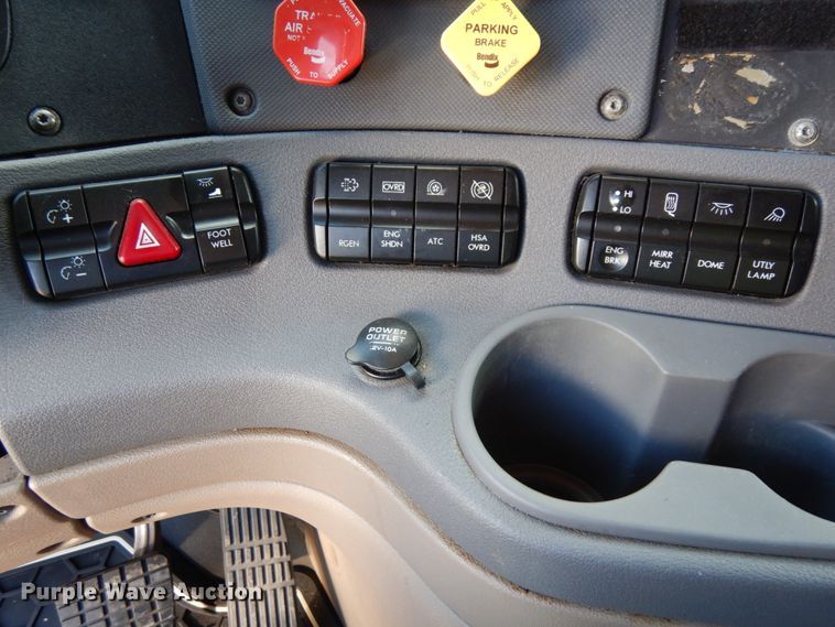 image for item DJ5799 2012 Freightliner Cascadia 125  semi truck