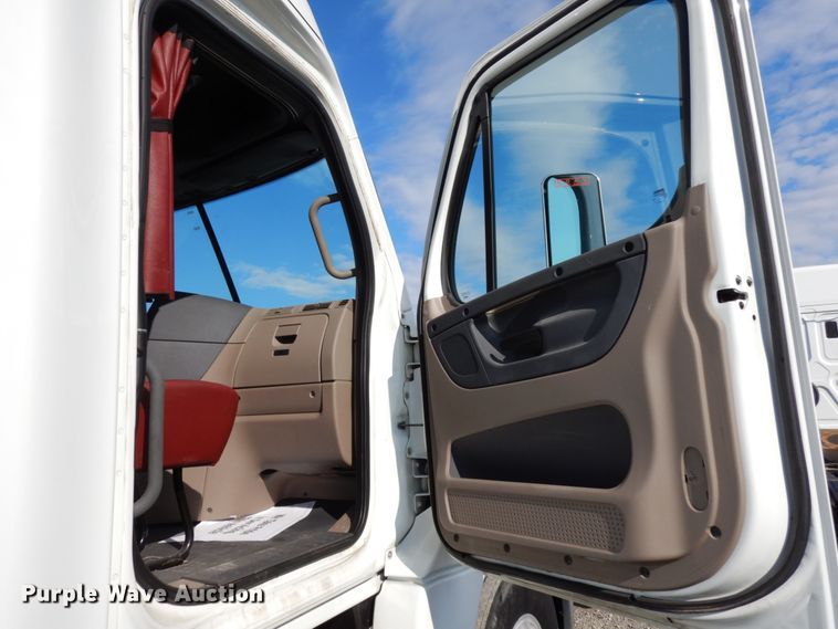 image for item DJ5799 2012 Freightliner Cascadia 125  semi truck