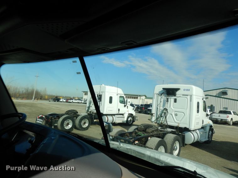 image for item DJ5799 2012 Freightliner Cascadia 125  semi truck