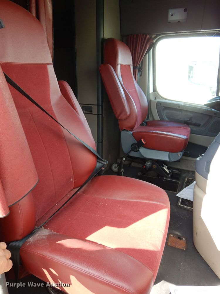 image for item DJ5799 2012 Freightliner Cascadia 125  semi truck