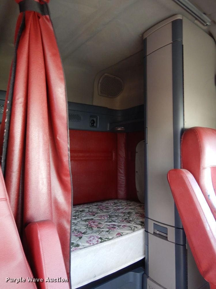 image for item DJ5799 2012 Freightliner Cascadia 125  semi truck