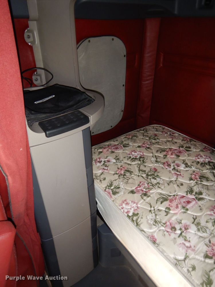 image for item DJ5799 2012 Freightliner Cascadia 125  semi truck