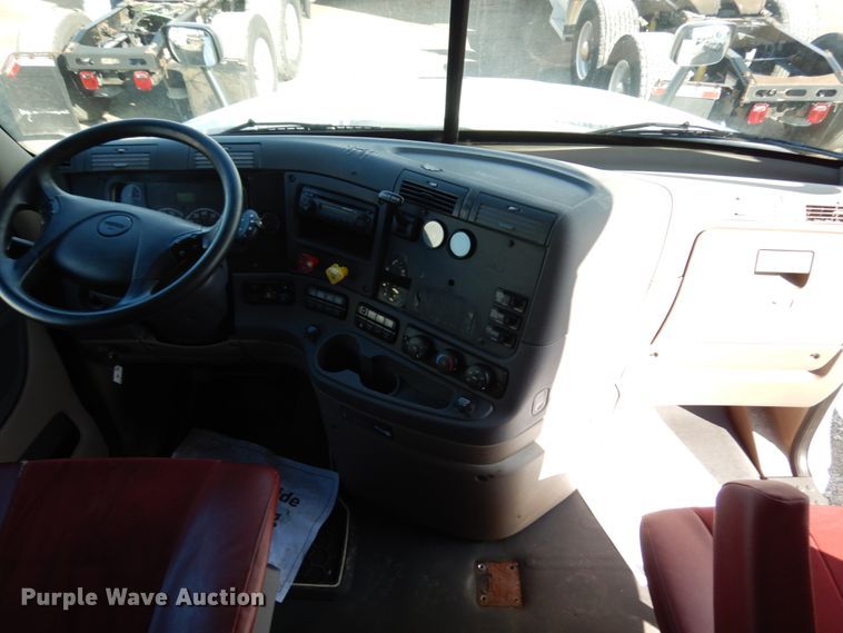 image for item DJ5799 2012 Freightliner Cascadia 125  semi truck