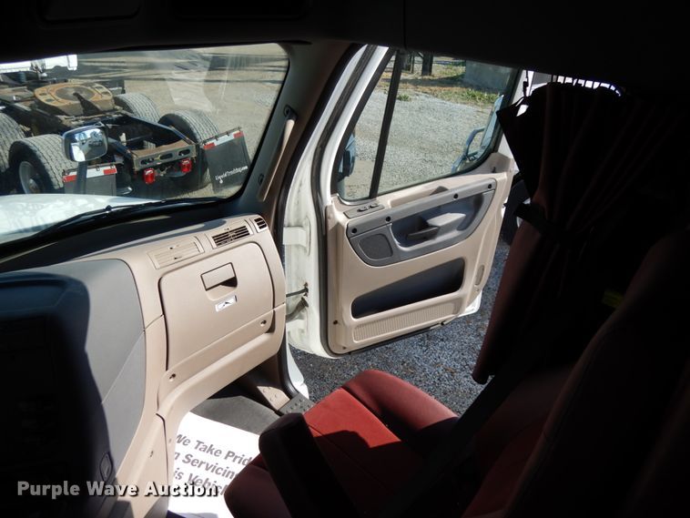 image for item DJ5799 2012 Freightliner Cascadia 125  semi truck