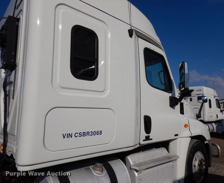 image for item DJ5799 2012 Freightliner Cascadia 125  semi truck