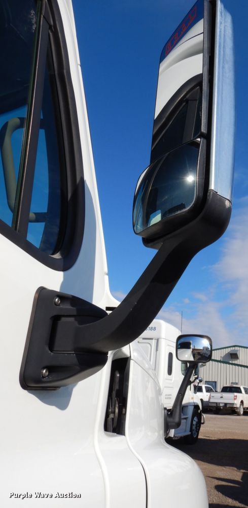 image for item DJ5799 2012 Freightliner Cascadia 125  semi truck