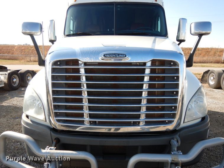 image for item DJ5799 2012 Freightliner Cascadia 125  semi truck