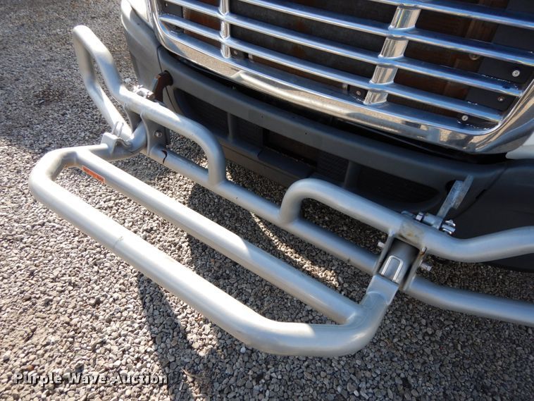 image for item DJ5799 2012 Freightliner Cascadia 125  semi truck